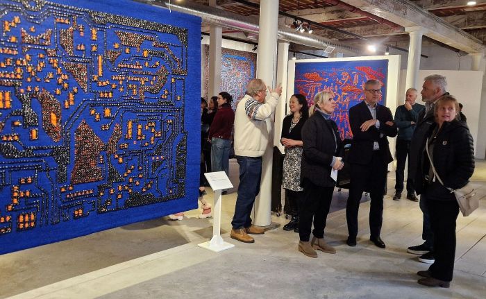 Egila Rozenberga izstādes “Laika zīmes” atklāšana Kanādā, Almontē, “Mississippi Valley Textile Museum”, kas iekārtots bijušajā vilnas rūpnīcā. Foto – publicitātes