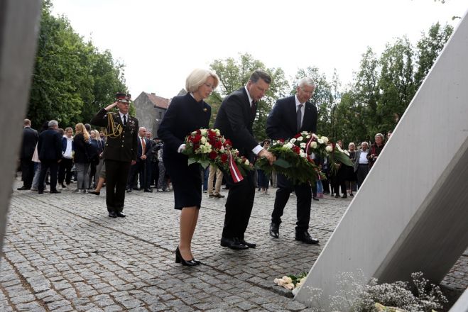 Saeimas priekšsēdētāja Ināra Mūrniece, Valsts prezidents Raimonds Vējonis un Ministru prezidents Krišjānis Kariņš noliek ziedus Holokausta upuru memoriālā Gogoļa ielā Latvijas Ebreju draudžu un kopienu padomes rīkotā ebreju tautas genocīda upuru piemiņas pasākuma laikā. Foto: LETA