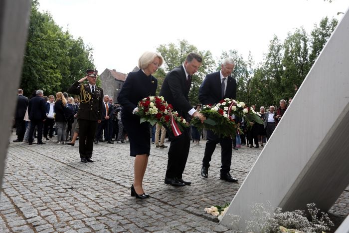 Saeimas priekšsēdētāja Ināra Mūrniece, Valsts prezidents Raimonds Vējonis un Ministru prezidents Krišjānis Kariņš noliek ziedus Holokausta upuru memoriālā Gogoļa ielā Latvijas Ebreju draudžu un kopienu padomes rīkotā ebreju tautas genocīda upuru piemiņas pasākuma laikā. Foto: LETA