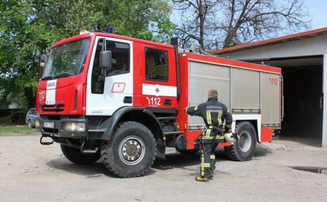 Jūrmalā vairākas stundas dzēsta kūdra