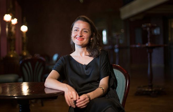 “Esmu moderna sieviete un ne vienmēr pakļaujos sabiedrības normām, tāpēc man bija svarīgi izstāstīt stāstu tieši par Leldi – ka viņa tiek noniecināta, nomocīta un apšaubīta kā sieviete,” saka režisore Laura Groza-Ķibere. Foto – Monta Tīģere