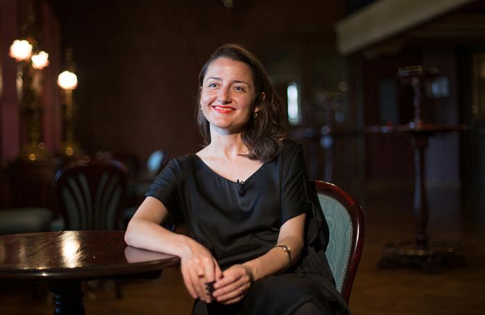 “Esmu moderna sieviete un ne vienmēr pakļaujos sabiedrības normām, tāpēc man bija svarīgi izstāstīt stāstu tieši par Leldi – ka viņa tiek noniecināta, nomocīta un apšaubīta kā sieviete,” saka režisore Laura Groza-Ķibere. Foto – Monta Tīģere