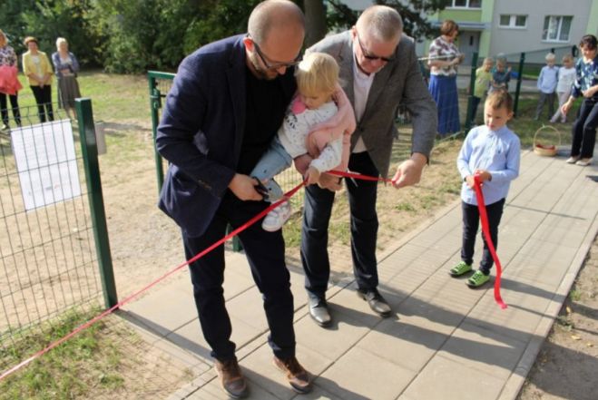 Foto, video: Ikšķilē atklāts bērnu rotaļu laukums