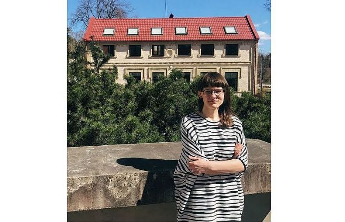 Saulkrastu novada izglītības darba speciāliste Ramona Urtāne aicina Saulkrastu vidusskolu un Zvejniekciema vidusskolu apvienošanas jautājumā būt atsaucīgām, jo pašlaik lēmumus var pieņemt novada pašvaldībā, bez Izglītības un zinātnes ministrijas norādēm, ko un kā labāk darīt. Foto – no Saulkrastu novada domes arhīva