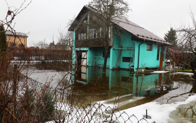 Pavasara palu laikā no krastiem izgājusi Misas upe, applūdinot ceļus, dārzus un māju pagalmus Dzērumos, Ķekavas novadā. Foto - LETA