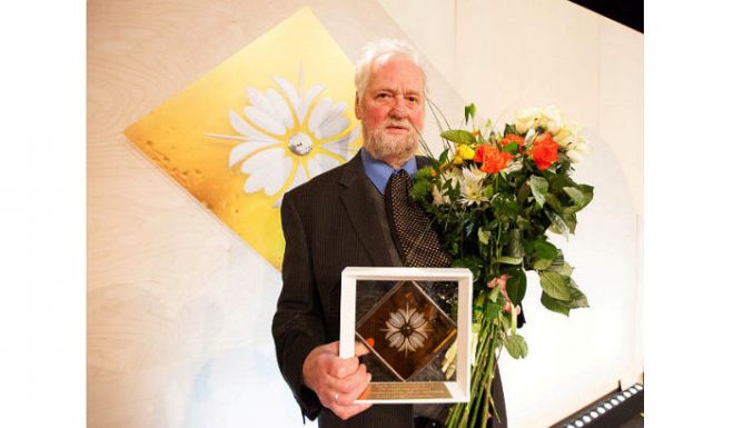 Balvu par mūža ieguldījumu Jūrmalas kultūras dzīves veidošanā tika piešķirta gleznotājam, grafiķim un mākslas zinātniekam Andrejam Ģērmanim. Foto - Jūrmalas pilsētas pašvaldība