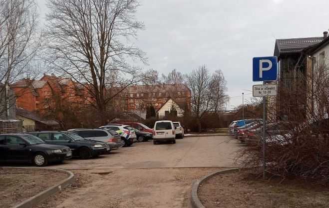 Stāvlaukums pie Babītes un Salas pagasta pārvaldes ēkas tiešām ir pārpildīts – mašīnas novietotas pat trīs rindās. Foto – no Piņķu iedzīvotāju arhīva