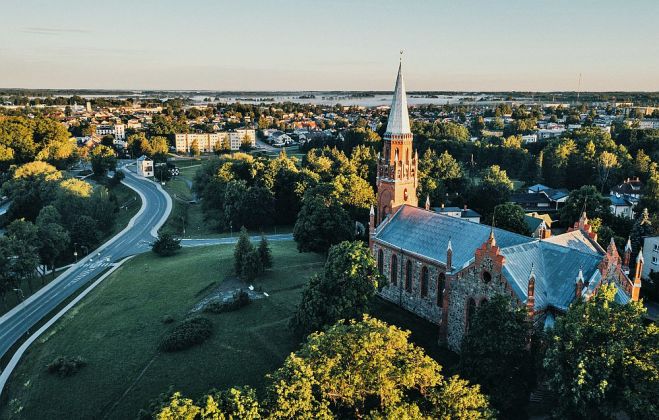 Neogotikas stilā celtā Vīlandes Sv. Pāvila baznīca iesvētīta 1866. gadā. Kopš 1886. gada baznīcā skan ērģeles, kas ir lielākās funkcionējošās šāda veida ērģeles līdz mūsdienām. Foto – Antra Gabre, visitestonia.ee, visitviljandi.ee