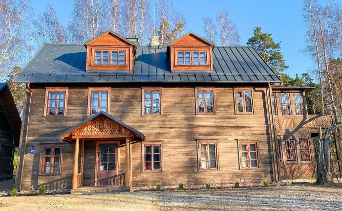 Pirms vairāk nekā gadsimta šeit saimniekoja tālbraucējs kapteinis Sīmanis Skuja, un ēka piedzīvojusi dažādus laikus un iemītniekus. Šajā pavasarī pēc rūpīgas atjaunošanas tā vērusi durvis vietējiem un ārzemju ceļotājiem kā apartamentu viesnīca “Villa Gaida”. Foto – no Sigita Dudura privātā arhīva