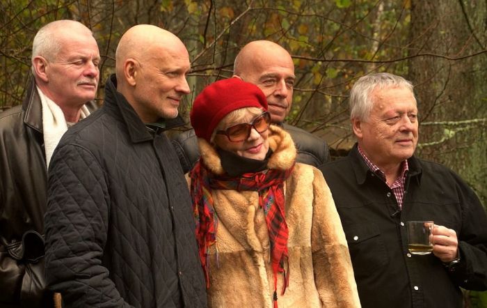 Kadrs no dokumentālās filmas "Kamer tu šo dzīvi spēlē" par Mārtiņu Braunu, attēlā iemūžināts moments no LTV dokumentālās filmas "Filmas arheoloģija" uzņemšanas. Filmas "Fotogrāfija ar sievieti un mežakuili" (1987) radošo grupu pārstāv (no labās) Arvīds Krievs, Mārtiņš Brauns, Mirdza Martinsone, Alvis Hermanis, Pēteris Gaudiņš. Foto – Nacionālais Kino centrs