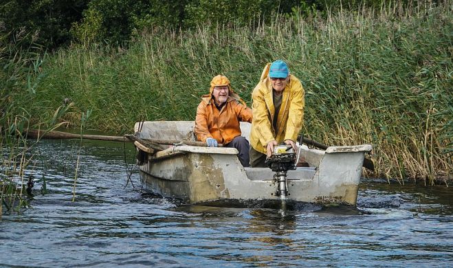 Ventas zvejnieki Uldis Stenders un Dainis Rozentāls ir īsti vides draugi – paši rauga, lai “maliķi” upei netiktu pat tuvumā. Foto – Valdis Brauns
