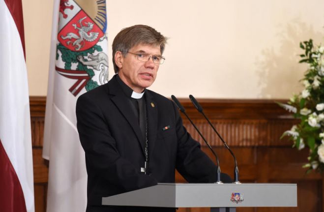 Mācītājs Guntis Kalme vada lūgšanu komunistiskā terora upuru atbalsta un palīdzības fonda "Sibīrijas bērni" rīkotās konferences laikā Rīgas pilī 2018.gada jūnijā. Foto - LETA