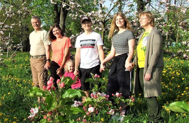 Gluži kā rotaļā “Kas dārzā...”! No labās: Daiga, Diāna, Egils, Guniņa, Sanita, Gunvaldis. Foto – Andris Upenieks
