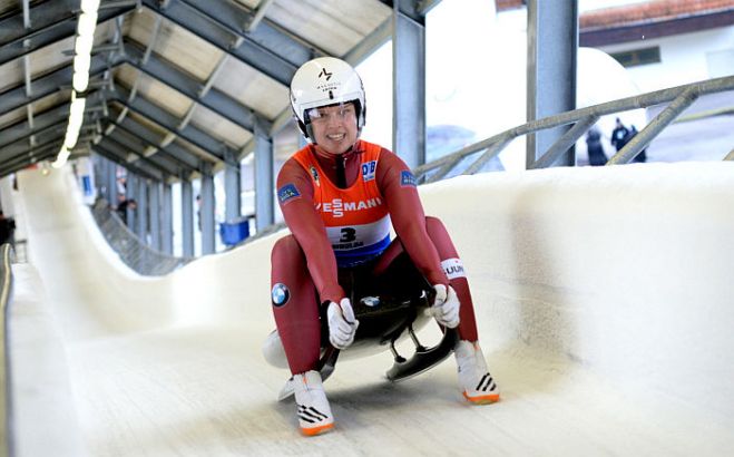 Dāmu konkurencē pirmo reizi karjerā uzvaru Latvijas čempionātā izcīnīja Kendija Aparjode. Foto - Latvijas Kamaniņu sporta federācija