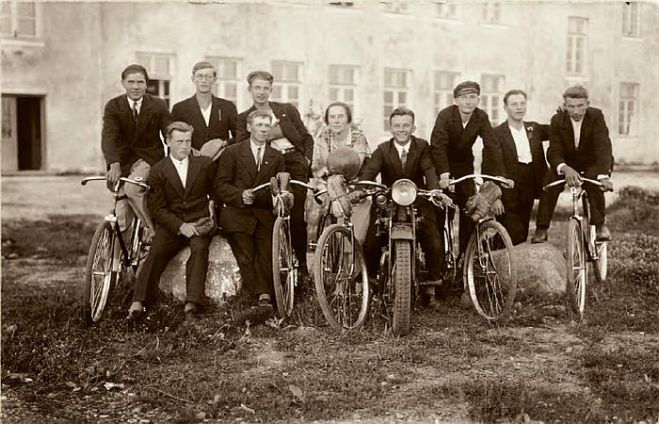 Ādažu sešklašu pamatskolas bijušie audzēkņi ar skolotāju Martu Drēziņu. Ap 1930.gadu. Foto – L.Drēziņš