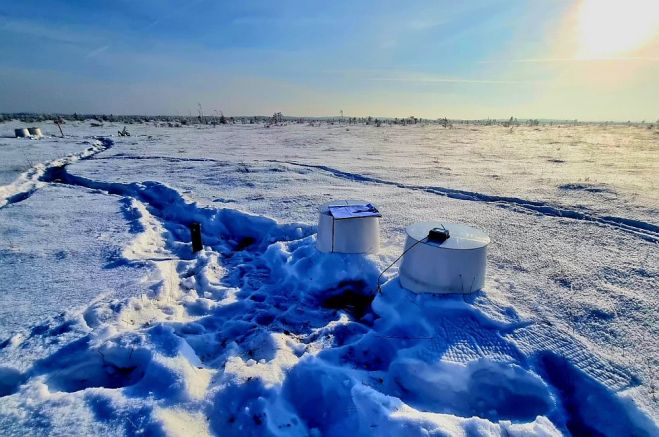 Gāzu paraugu ņemšanas vietas purvā šī gada janvārī. Foto - publicitātes