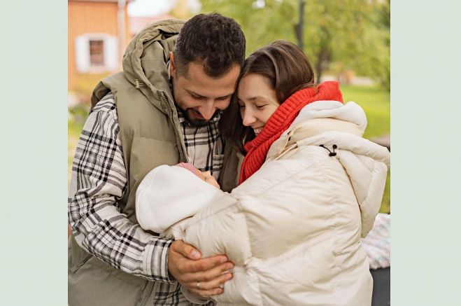 Vladislavs cer, ka šogad viņa ģimene, kas palika Ukrainā, varēs vairāk laika pavadīt ar mazmeitiņu, kas piedzima šeit, Latvijā. Foto – no privātā arhīva