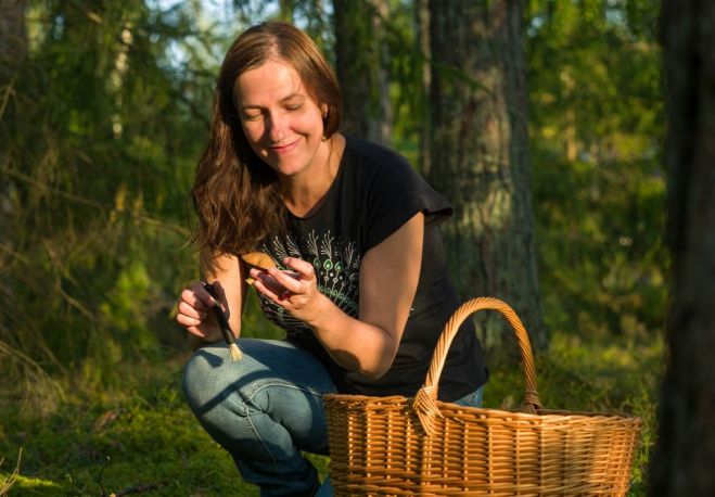 “Bērnību un studiju gadus pavadīju Rīgā, bet pēc augstskolas pabeigšanas sāku meklēt iespēju dzīvot ārpus Rīgas – gribējās savu dārzu un neatkarību no kaimiņiem. Pāris gadus ar dzīvesbiedru braukājam ap Rīgu un meklējām jauno dzīvesvietu. Un tā dažādu apstākļu sakritības rezultātā pirms 17 gadiem piezemējāmies Inčukalna pagastā.” Foto – no privātā arhīva