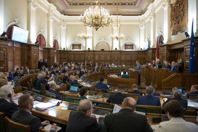 Saeima pārdala vairākus miljonus eiro izglītības iestādēm, baznīcām, sportam