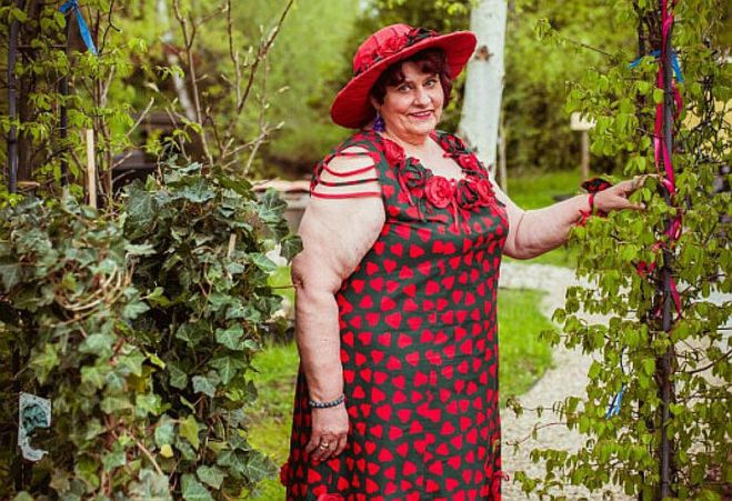 Valda Upeniece konkursa “Grandma 2025” fotosesijā, kuru iedvesmoja puķes. “Manuprāt, katra vecmāmiņa ir kā neatkārtojams savvaļas zieds, kurš spējis uzplaukt neiedomājamās vietā vissarežģītākajos apstākļos,” uzskata nīgrandiece. Foto – no privātā arhīva