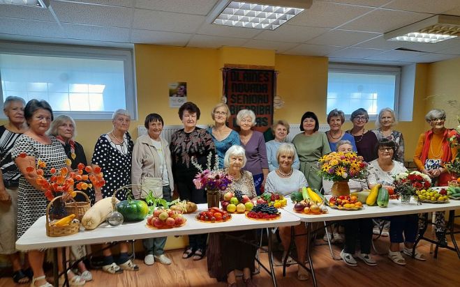 Senioru biedrība “Liepas” iesaistījās Teterevu fonda programmā “Pats savam saimes galdam”. Foto – Olaine.lv un senioru biedrības “Liepas”