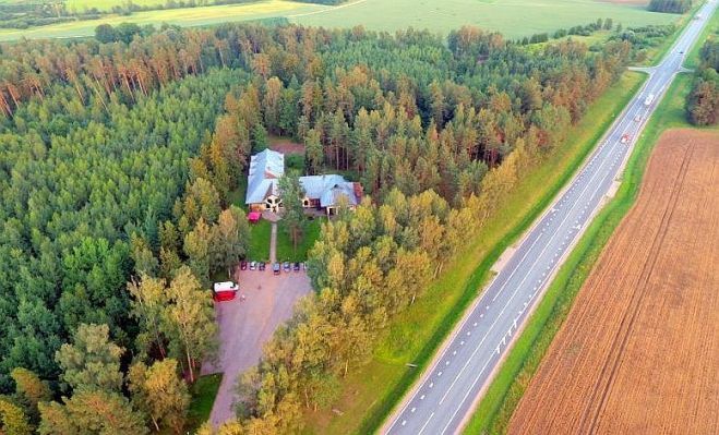 Vientuļš “Brencis” Bauskas šosejas malā. Saimnieks visus darbiniekus palaidis atvaļinājumā, bet pats strādā par sargu. Ēku tukšu atstāt nevar, jo arī pilsētas zagļi gan jau pārkvalificēsies. Foto - motelbrencis.lv