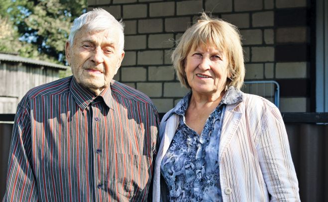 Jeļena kopā ar tēvu pie mājas Ogresgalā, gatavojoties sagaidīt tēva simt gadu jubileju. Foto – Dzintra Dzene