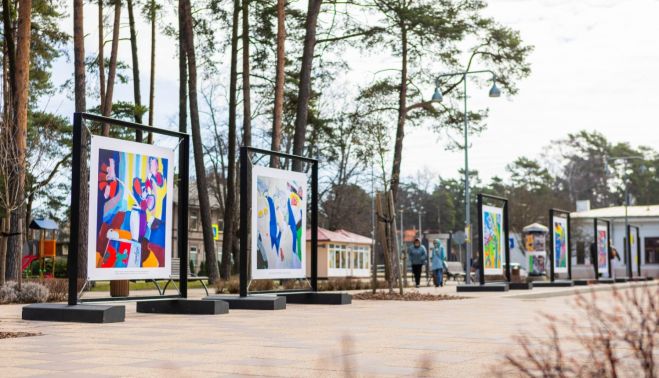 Gleznotāja Valda Buša darbi mākslinieka jubilejas gada vasarā Jūrmalā ir skatāmi arī ārtelpā – skvērā pie Bulduru stacijas. Foto - Artis Veigurs
