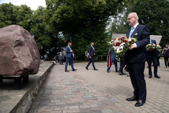 Valsts prezidents Egils Levits piedalās Ebreju tautas genocīda upuru piemiņas dienai veltītajā ziedu nolikšanas ceremonijā Rīgas Horālās sinagogas memoriālā. Foto: LETA