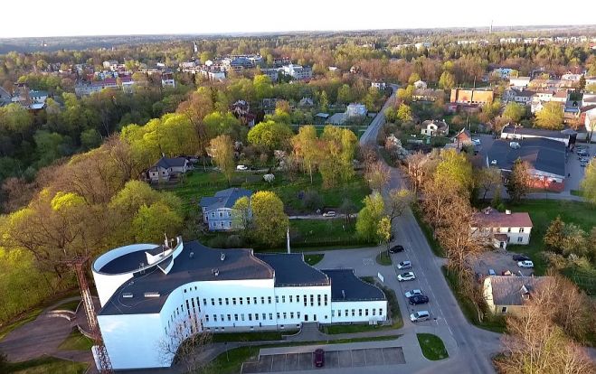 Mākslu skola “Baltais flīģelis” atrodas kultūrvēsturiskā vietā – šeit savulaik bija komponista Alfrēda Kalniņa ģimenes pansija. Foto - Jānis Tretjuks