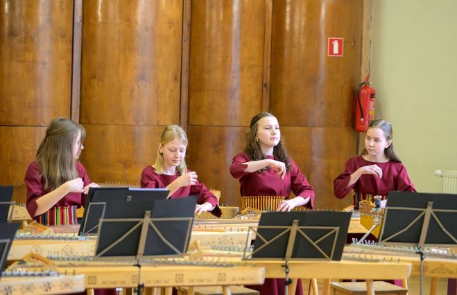Foto - Intars Šupiņš un Ulbrokas Mūzikas un mākslas skola