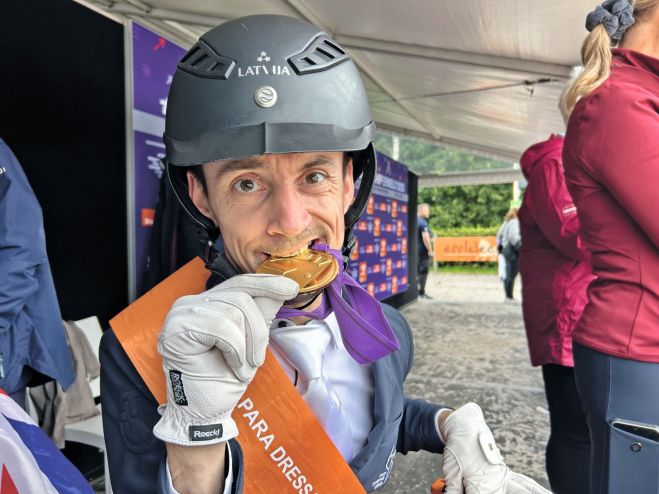 Līdzīgi kā pirms gada Parīzē, Rihards Snikus izbauda arī Eiropas čempionāta zelta medaļas &quot;garšu&quot;. Publicitātes foto