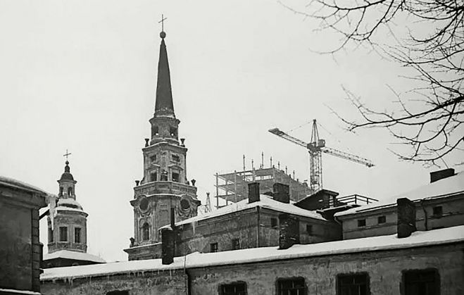 Skats uz noplukušo Rīgas Svētā Pētera un Pāvila pareizticīgo baznīcu ar mūžīgo “skābbarības torņa” jaunceltni. Pašreizējo Zemkopības ministrijas ēku sāka būvēt 1968. gadā, pabeidza 1978. gadā. Foto – Mārcis Bendiks