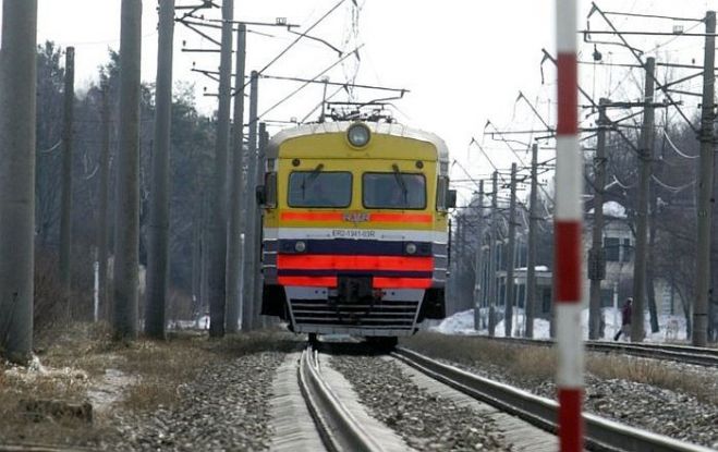 Olaines novadā notikusi vilciena un automašīnas sadursme; kustība atjaunota