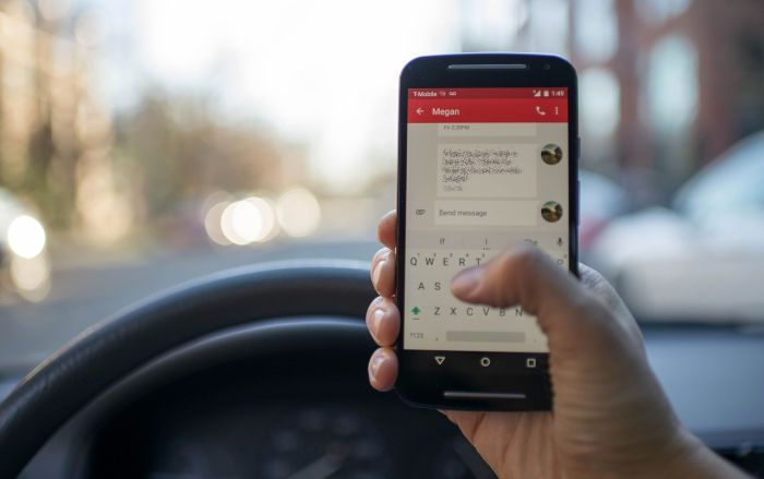 Kas smadzenēm sakāms par mobilā telefona lietošanu pie stūres?