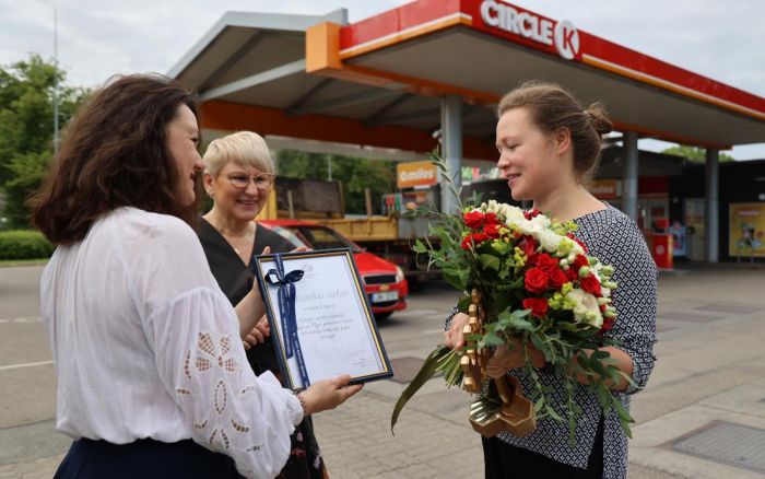 SIA "Circle K Latvia" ar iegūto "Nodokļu maksātāju gada balvu 2021" lielo uzņēmumu kategorijā Rīgas reģionā. Foto - VID