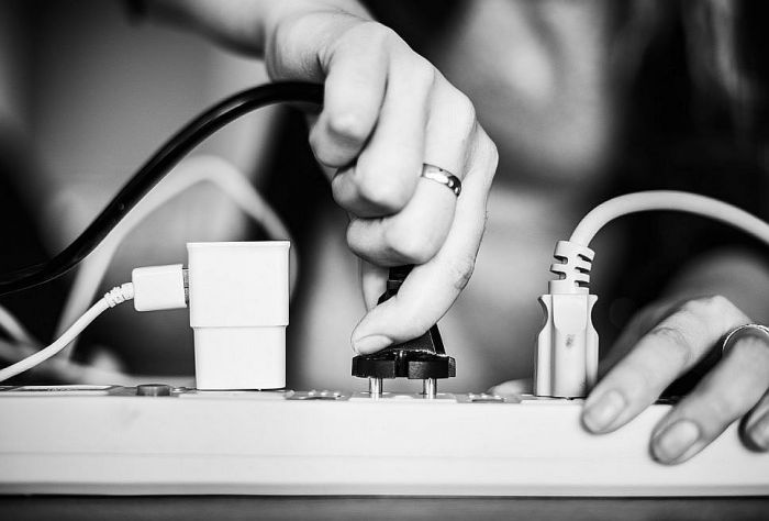 Attēls rakstam: Elektrodrošība mājās: kā ikdienas paradumi var pasargāt no negadījumiem