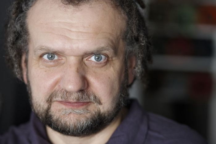 Dramaturgs un režisors Lauris Gundars strādā pie raidsabiedrības "BBC" pasūtītā seriāla. Tas būs politisks trilleris par politiskajām norisēm Latvijā un Igaunijā.