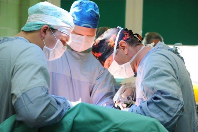 Austrumu slimnīcā ar unikālu operāciju vēža pacientam pilnībā likvidē ļaundabīgo šūnu perēkļus