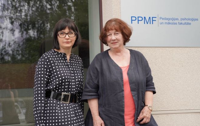 No kreisās: Latvijas Universitātes Pedagoģijas, psiholoģijas un mākslas fakultātes dekāne profesore Linda Daniela, profesore Sandra Sebre. Foto – Dārta Ance Ēdere
