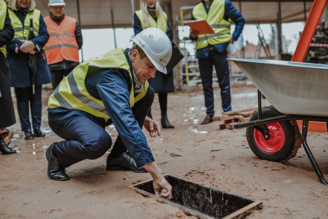 Foto: Siguldas Valsts ģimnāzijas jaunajā korpusā iemūrēts vēstījums nākamajām paaudzēm