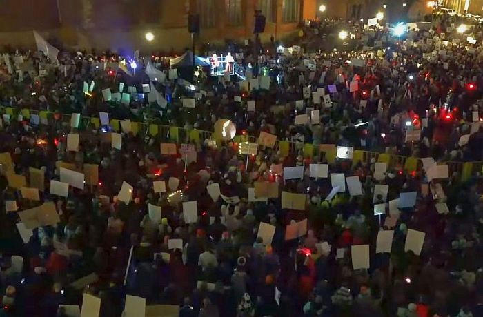 Attēls rakstam: Doma laukumā uz protestu pret izstāšanos no Stambulas konvencijas pulcējušies vismaz 10 000 cilvēku