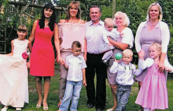 Vija un Aleksandrs Liskovcevi kopā ar meitām un mazbērniem. Foto – no privātā arhīva