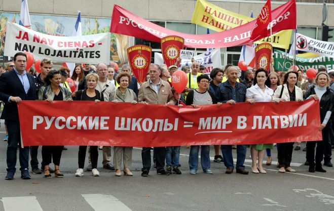 Krievu skolu aizstāvju protesta pasākums pulcē apmēram 2500 dalībnieku