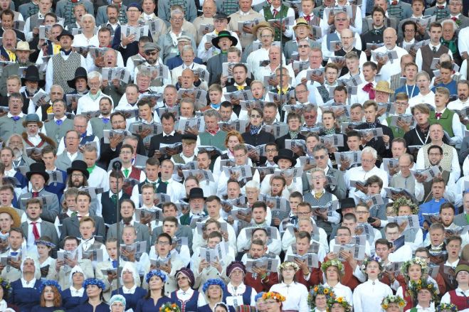 Siguldas mākslu skola &quot;Baltais flīģelis&quot; saņem &quot;Latviešu kordziesmas antoloģiju&quot;