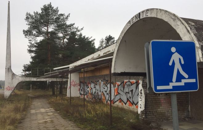 Pirms dažām dienām uzņemtais foto ir gandrīz tāds pats kā pirms gada. Nekas nav mainījies. Tuneļa norāde simboliski ilustrē &quot;Sēnītes&quot; lejupslīdi.