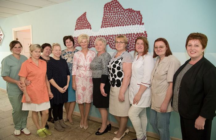 Kopā ar Valsts prezidenta kundzi Ivetu Vējoni Saulkrastu sociālās aprūpes mājas apmeklējuma laikā. Foto – no sociālās aprūpes mājas arhīva