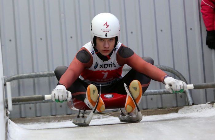 Kamaniņu braucējs Bērziņš svin uzvaru junioru Pasaules kausa posmā (papildināta)