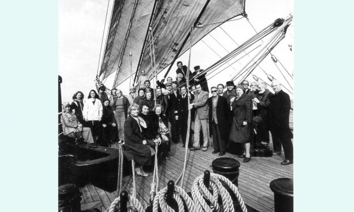 Jūrniecības vēstures stāstu vācēji uz burinieka “Sedovs” Rīgas ostā 1984. gadā: Egons Līvs, Olafs Gūtmanis, Jānis Lapsa un citi rakstnieki un novadpētnieki. Foto – no autora krājuma