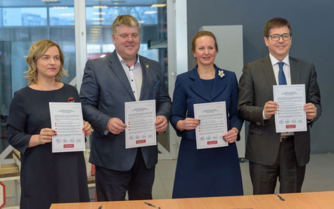 CSDD kampaņas “Izkāp no telefona!” ietvaros parakstījusi sadarbības memorandu ar vadošajām darba devēju organizācijām – Latvijas Darba devēju konfederāciju (LDDK), Latvijas Tirdzniecības un rūpniecības kameru (LTRK) un Korporatīvās ilgtspējas un atbildības institūtu – kas paredz aktualizēt šo problēmu darba devēju auditorijās, lai motivētu darbiniekus nelietot mobilās ierīces pie stūres. 